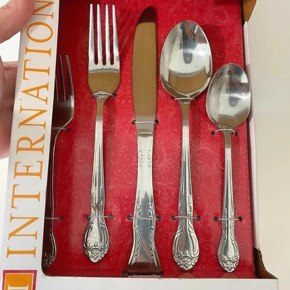 International 20 Piece Flatware Set Queens Fancy New In Box - Picture 6 of 6